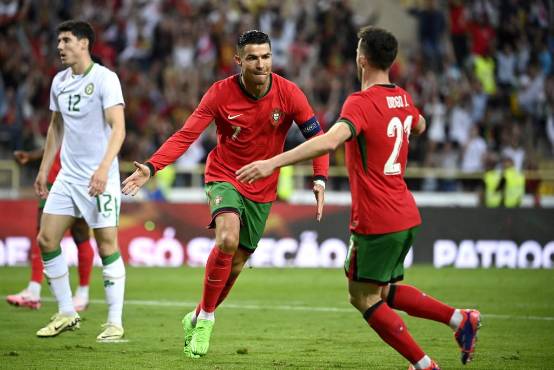 Cristiano Ronaldo agradeciendo a Diogo Jota en el tercer gol de Portugal ante Irlanda.
