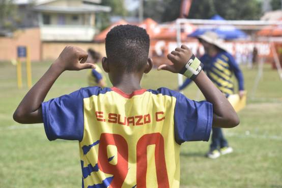 Con mucho orgullo Esteban porta el apellido Suazo en su dorsal de la escuela. FOTO: Héctor Edú.