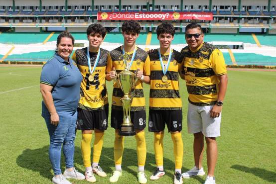 Los trillizos Caballero fueron protagonistas en la victoria de Real España sobre Platense en la final U-17. (Foto Cortesía)