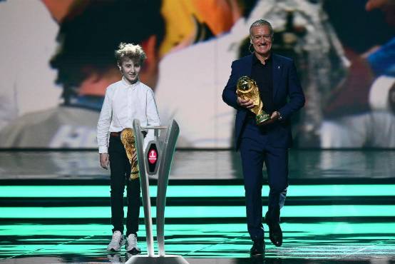 Deschamps, entrenador francés, presentando la Copa del Mundo.