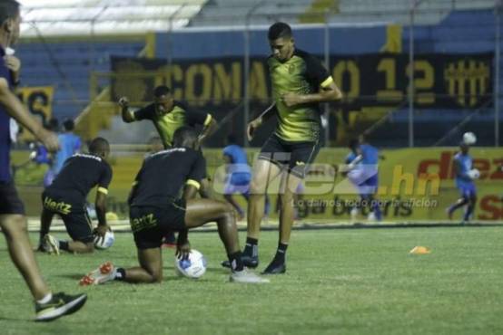 Calentamiento del Real España en la previa del encuentro ante el Victoria. Foto: Neptalí Romero.