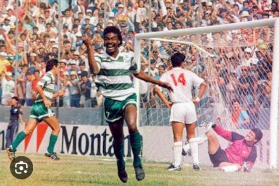Dolmo Flores perforando las porterías de los rivales en su época durante jugador del Santos Laguna.