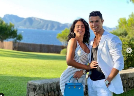 Cristiano Ronaldo se rinde a Georgina Rodríguez y el 'colado' en las nuevas fotos de las vacaciones de CR7