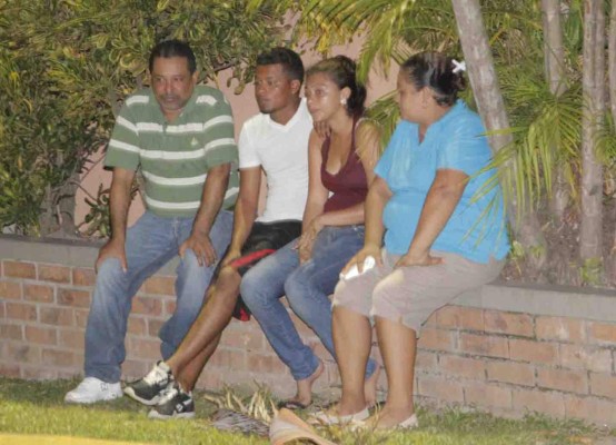 Familiares y amigos llegan a Hospital donde murió Enrique Reneau