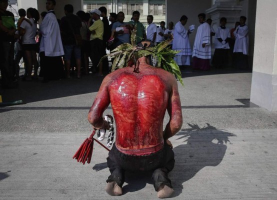 Sangriento Jueves Santo con rituales para pedir perdón por sus pecados