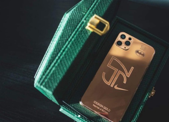 La nueva moda de los futbolistas: Presumen tener celulares bañados en oro&nbsp;&nbsp;