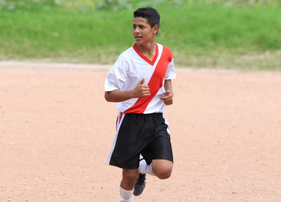 Los niños que son figuras en las polvorientas canchas de Tegucigalpa