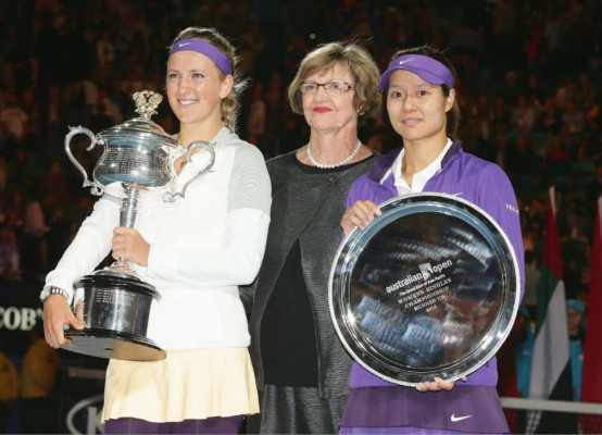 Su majestad Azarenka es la reina de Australia .