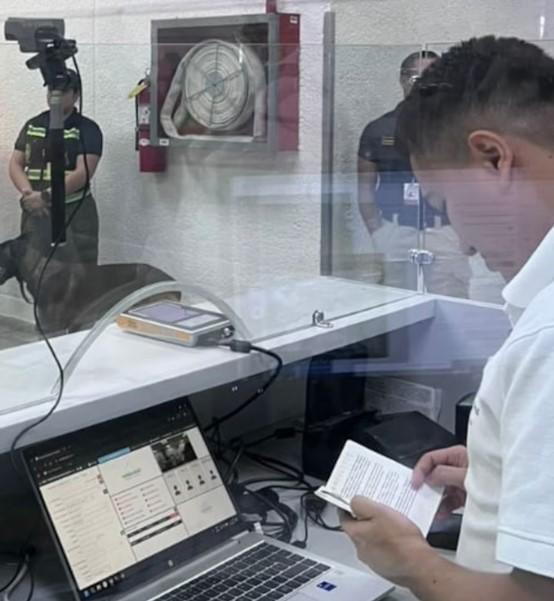 Fernando Ramírez revisando el pasaporte de Lionel Messi en el aeropuerto de San Pedro Sula.