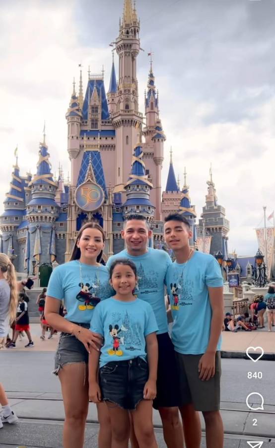 Alejado del fútbol, pero muy enamorado: Así pasa las vacaciones Emilio Izaguirre junto a su bella esposa en Estados Unidos