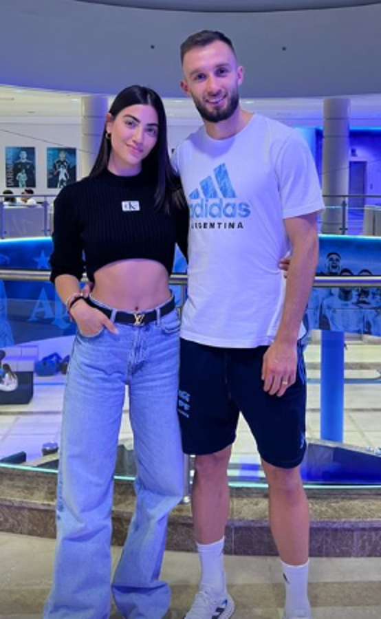 Besos y mucho amor tras sufrida clasificación: jugadores de la selección argentina recibieron a sus esposas en la concentración