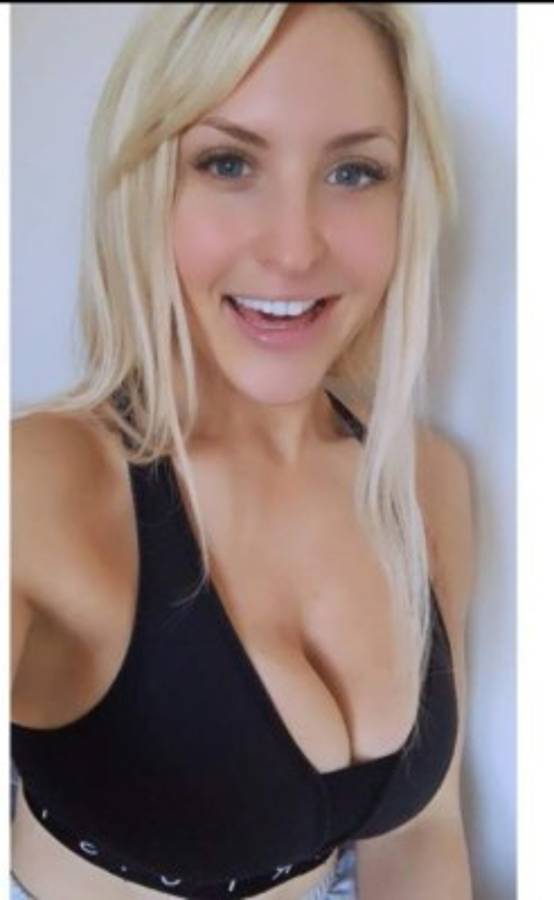 La sexy reportera del Leeds United denuncia que le mandan fotos íntimas en Twitter