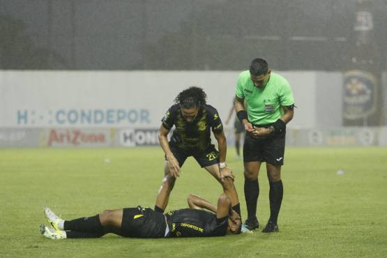 Bryan Acosta abandonó el juego lesionado.