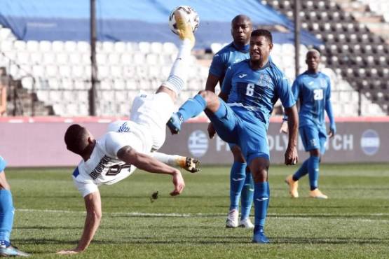 Honduras' Bryan Acosta (R) fights for the ball with Greece's Giorgos Giakoumakis (L) during the friendly football match between Greece and Honduras at Toumpa stadium in Thessaloniki on March 28, 2021. (Photo by Sakis MITROLIDIS / AFP)