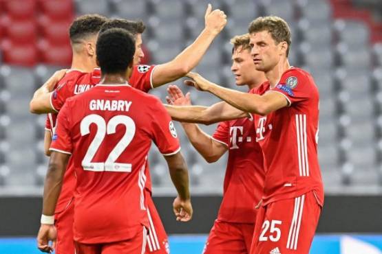 Bayern Munich's Croatian midfielder Ivan Perisic celebrates with his teammates after scoring his team's second goal during the UEFA Champions League, second-leg round of 16, football match FC Bayern Munich v FC Chelsea in Munich, southern Germany on August 8, 2020. (Photo by Tobias SCHWARZ / AFP)