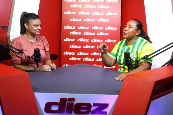 Claudia Torres charlando con Rosario Tejeda. Foto: Neptalí Romero.