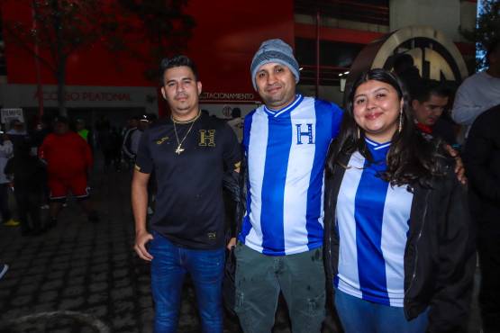 Más aficionados presentes sorprenden con su llegada a la Selección de Honduras.