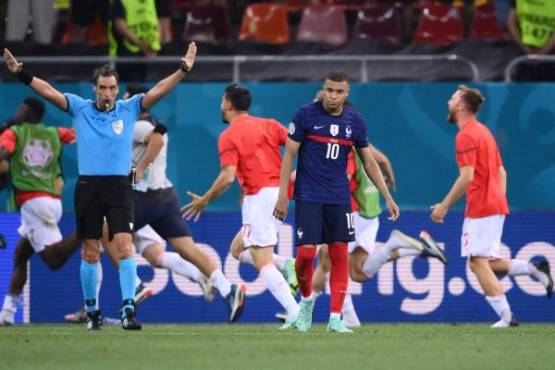 France's forward Kylian Mbappe (C) reacts after missing a penalty during the UEFA EURO 2020 round of 16 football match between France and Switzerland at the National Arena in Bucharest on June 28, 2021. (Photo by FRANCK FIFE / POOL / AFP)