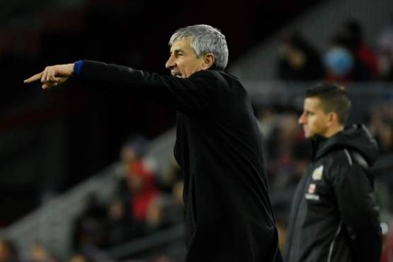 Barcelona's Spanish coach Quique Setien gestures during the Spanish league football match between FC Barcelona and Granada FC at the Camp Nou stadium in Barcelona on January 19, 2020. (Photo by LLUIS GENE / AFP)