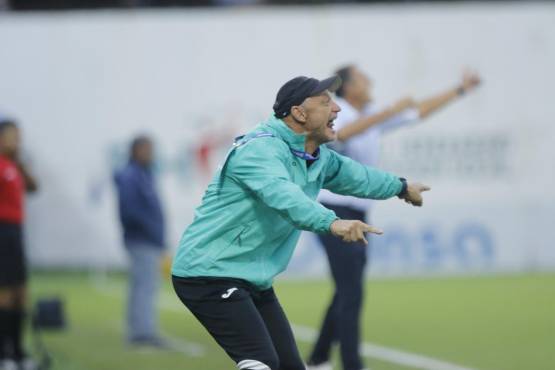 Juan Bertani, preparador físico de Marathón, le grita a sus jugadores.