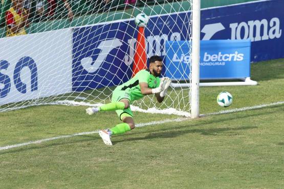 El portero César Samudio adivinó el penal a Josué Villafranca lanzado a su izquierda. FOTO: Neptalí Romero