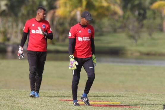 Club Deportivo Olimpia - Portero Guardameta Arquero - torneo apertura 2018 -Donis Escober PIMPOLLO - Edrick Eduardo MenjÃ­var Johnson es un futbolista hondureÃ±o. Juega como Portero y actualmente milita en el Club Deportivo Olimpia