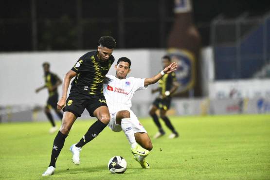 Real España venció a un pobre y deslucido Olimpia y la máquina de Jeaustin Campos se sube al liderato del torneo