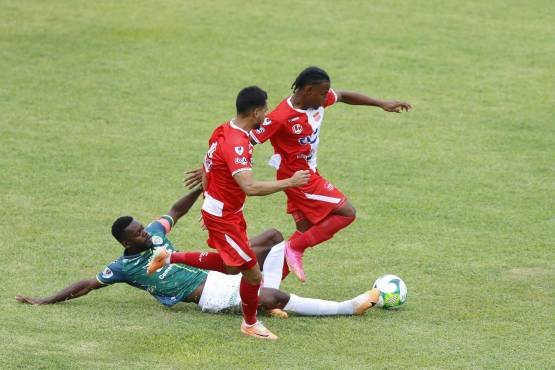 Clayvin Zúniga ha sido el más participativo de Marathón en el primer tiempo. FOTOS: Neptalí Romero