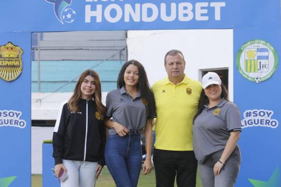 Staff del club aurinegro disfrutando de la previa.
