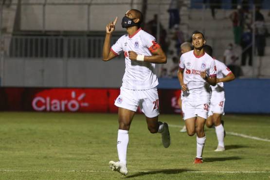 Jerry Bengtson regresó a las canchas después de un mes fuera y lo hizo con gol.