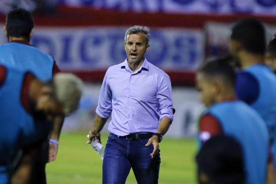 Pablo Lavallén logró nueve triunfos, seis derrotas y tres empates en 18 juegos dirigidos con Olimpia.