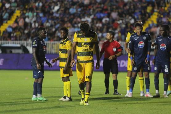 Afronit Tatum se marcha cabizbajo al ver la papeleta roja.