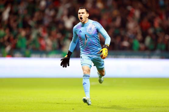 Luis Malagón celebrando uno de los goles de México sobre Honduras.