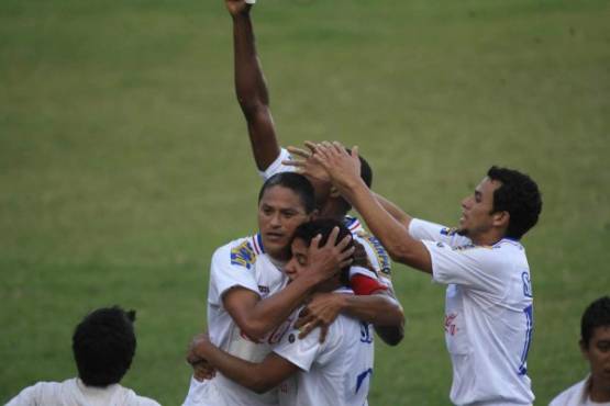 Wilmer Velasquez celebra el gol junto a Roger Rojas, y Ruben Matamoros durante el partido de la final Olimpia contra Marathon en el torneo apertura 2009, - Noviembre 2009