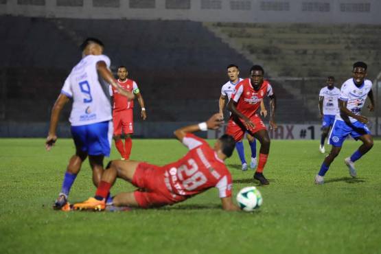 César Oseguera se fue expulsado por esta dura entrada a Frelys López. FOTO: Esaú Ocampo