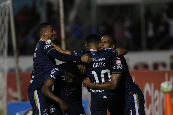 El último fichaje del Motagua, que llegó el 9 de agosto al país y desde entonces poco o nada se sabía de él, Mauro Ortiz, hizo su entrada a lo grandes anotando el gol que pone a Motagua de primero y de paso le quita el invicto al Olimpia.