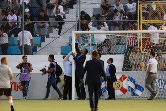 Los árbitros inspecciones las porterías.