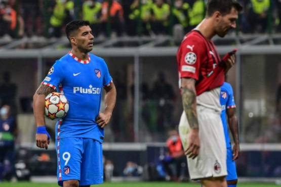 Atletico Madrid's Uruguayan forward Luis Suarez waits for the checks the Video Assistant Referee's (VAR) decision after the referee called for a penalty during the UEFA Champions League Group B football match between AC Milan and Atletico Madrid on September 28, 2021 at the San Siro stadium in Milan. (Photo by MIGUEL MEDINA / AFP)