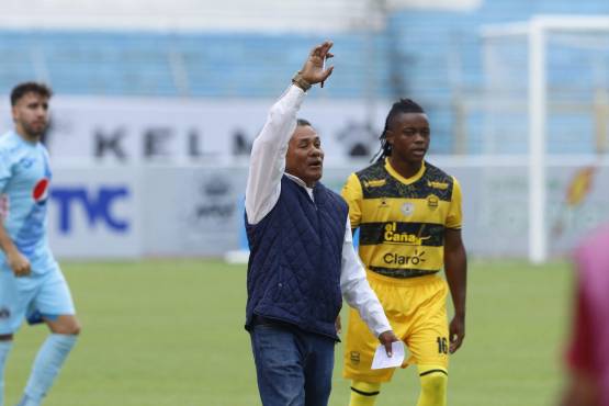 José Valladares suele vestir de traje o mangalarga en sus partidos.