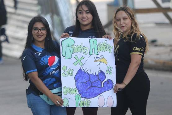 ”Gracias (Jonathan) Rougier por el único que pone güevos”, dice la pancarta de las hinchas dedicada al portero del Motagua. FOTO: Alex Pérez