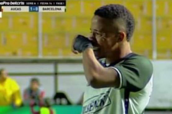 ‘‘Sácame, no aguanto más’’: futbolista de la polémica con Ecuador rompe en llanto y pide que lo saquen del partido
