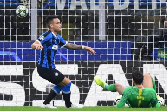 Inter Milan's Argentinian forward Lautaro Martinez (L) celebrates after opening the scoring during the UEFA Champions League Group F football match Inter Milan vs Borussia Dortmund on October 23, 2019 at the San Siro stadium in Milan. (Photo by Miguel MEDINA / AFP)