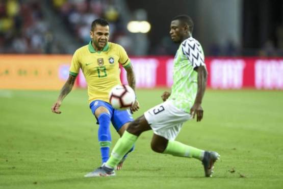Dani Alves ante la marca férrea de uno de los defensores de Nigeria durante el encuentro amistoso de este domingo.