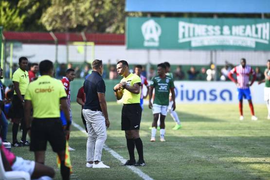 Nelson Salgado le pide tranquilidad a la Tota Medina ante los reclamos.