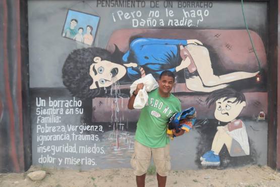 ”Un borracho siembra en su familia pobreza y vergüenza”, es uno de los escritos que están plasmados en una pared del centro de rehabilitación a donde Alexis asiste.