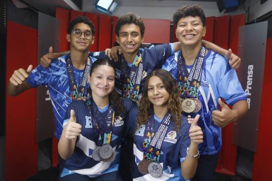 Los nadadores hondureños se mostraron ilusionados de poder recibir apoyo del Gobierno para poder asistir al Mundial de Natación en Rumanía. Foto Neptalí Romero