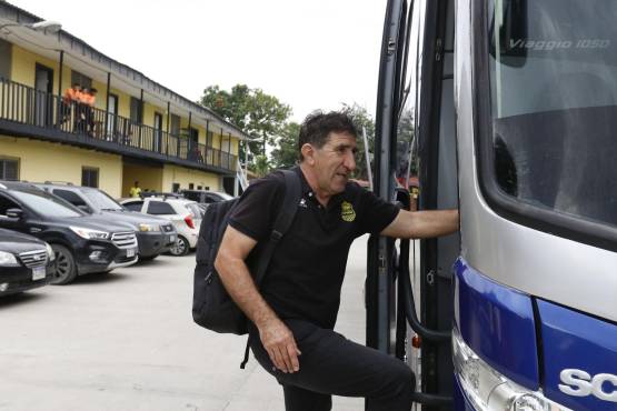Héctor Varga aborda el autobús con rumbo a Tegucigalpa para afrontar el duelo ante Motagua.