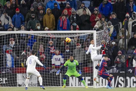 Emilio Izaguirre: “Es un ridículo lo que se está viviendo y deseo que exjugadores lleguen a la Fenafuth”