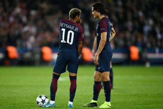 Paris Saint-Germain's Brazilian forward Neymar (L) and Paris Saint-Germain's Uruguayan forward Edinson Cavani speaks before a free kick during the UEFA Champions League football match between Paris Saint-Germain and Bayern Munich on September 27, 2017 at the Parc des Princes stadium in Paris. / AFP PHOTO / CHRISTOPHE SIMON