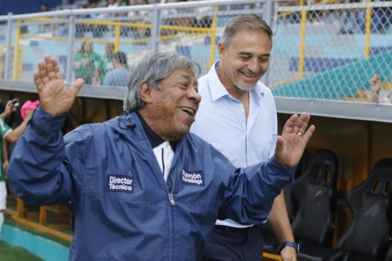 Bromas entre los entrenadores Ramón Maradiaga y Tota Medina previo al comienzo del encuentro.